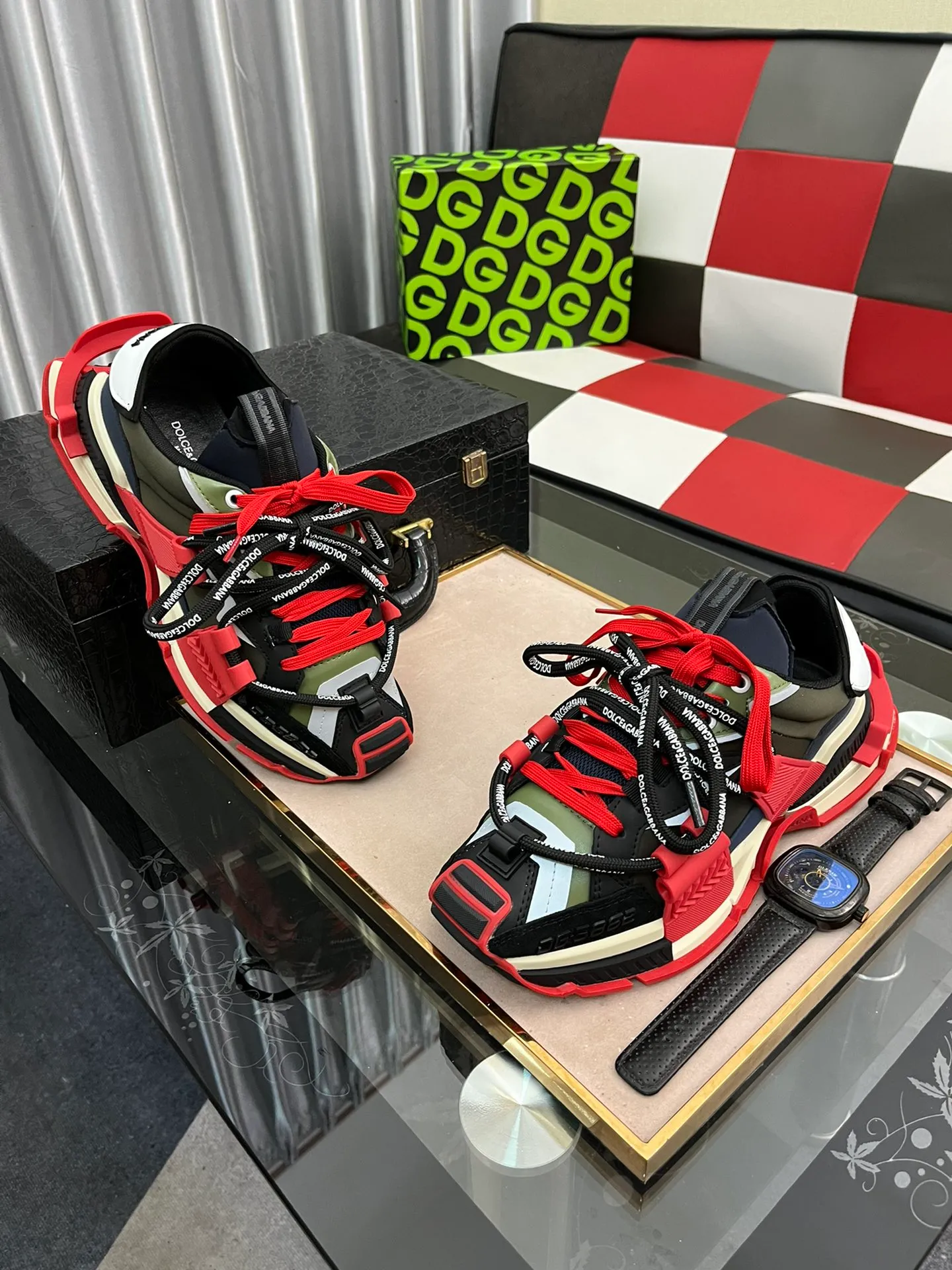 Ex-factory price 680⌚️⌚️Dolce&Gabbana Dolce & Gabbana space series D&G dad shoes, casual sports shoes for couples, original purchase, development and production. The DG TOGETHER series is designed with the new generation of young people, the source of inspiration from the brand DNA’s modern perspective, as the starting point for design. Brand new Space calfskin and suede leather sneakers, embellished with technical fabric details, 3M reflective leather splicing, integrating the iconic elements of the brand's two major series: the cool silhouette of the Daymaster series and the smart temperament of the NS1 series. Exquisitely packaged at the delivery counter🛍📦 ▪️ Fabric: Original customized cowhide + technical mesh ▪️ Lining: imported terry velvet ▪️ Sole: original molded multi-material combination ▪️ Bottom thickness: 5CM ▪️ Size: Women's 35-40 / Men's 39-46